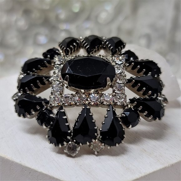 Stunning Rhinestone & Black Glass Brooch Pin Prong set Silvertone - Picture 8 of 8